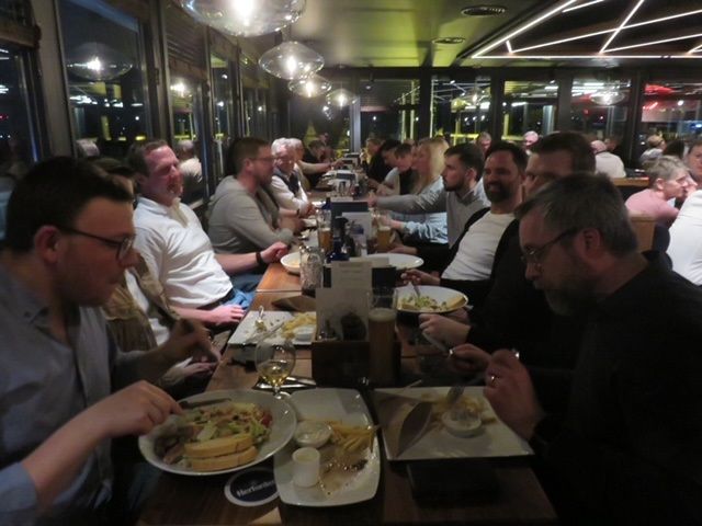 Gemeinsames Abendessen in gemütlicher Runde