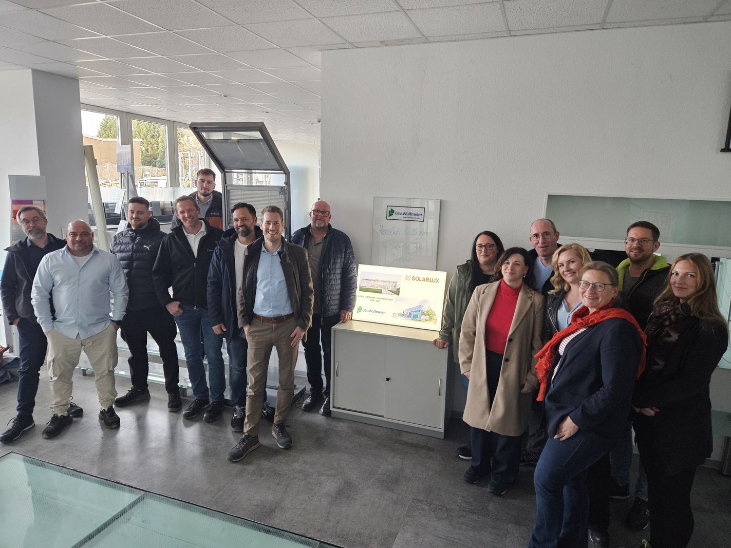 Gruppenfoto 15 Mitarbeitende von Solarlux im Hause Glas Wulfmeier zum Jubiläum
