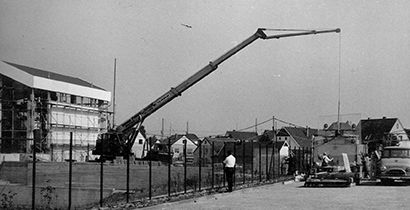 Ein historisches Bild eines Krans bei einer Baustelle