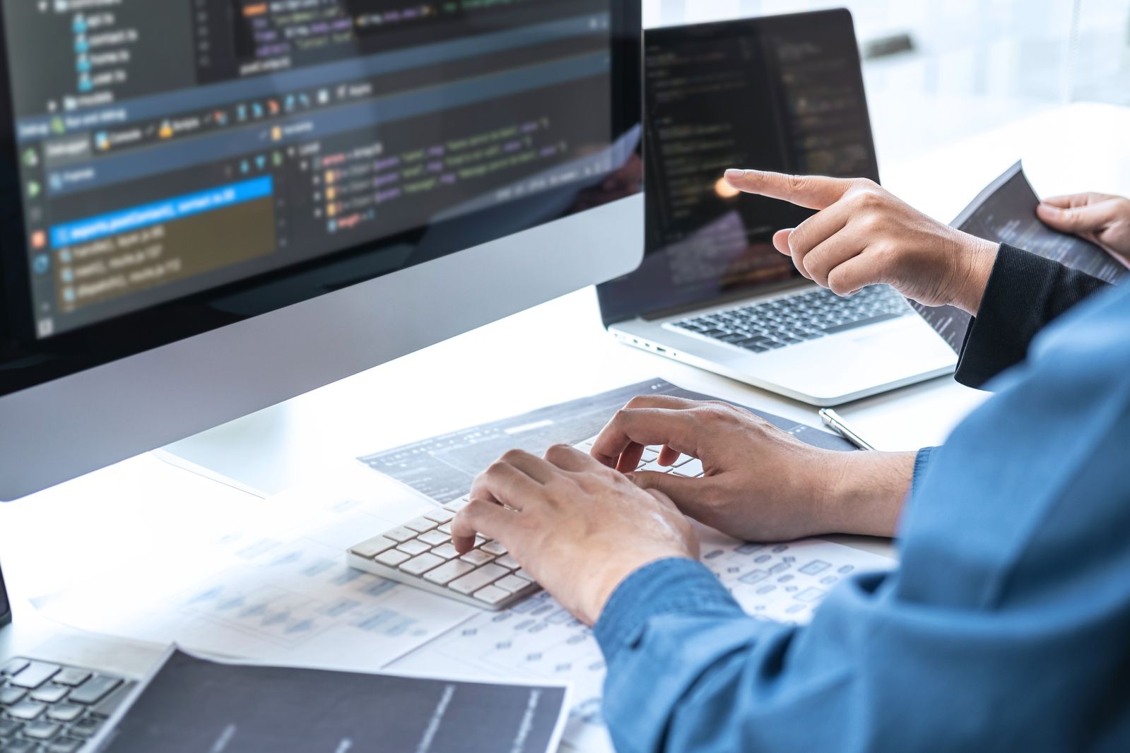 Team von Professional Developer Programmierer Zusammenarbeit Sitzung und Brainstorming und Programmierung in Website arbeiten eine Software und Kodierung Technologie, Schreiben von Codes und Datenbank.