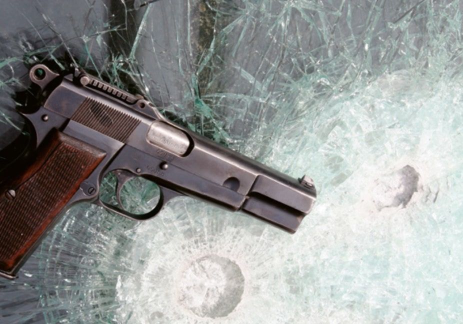 Angeschossene Glasoberfläche mit einer Pistole
